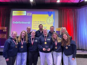 Lady Lions team met medailles en eerste prijs tijdens de Dordtse Sportuitblinkers uitreiking