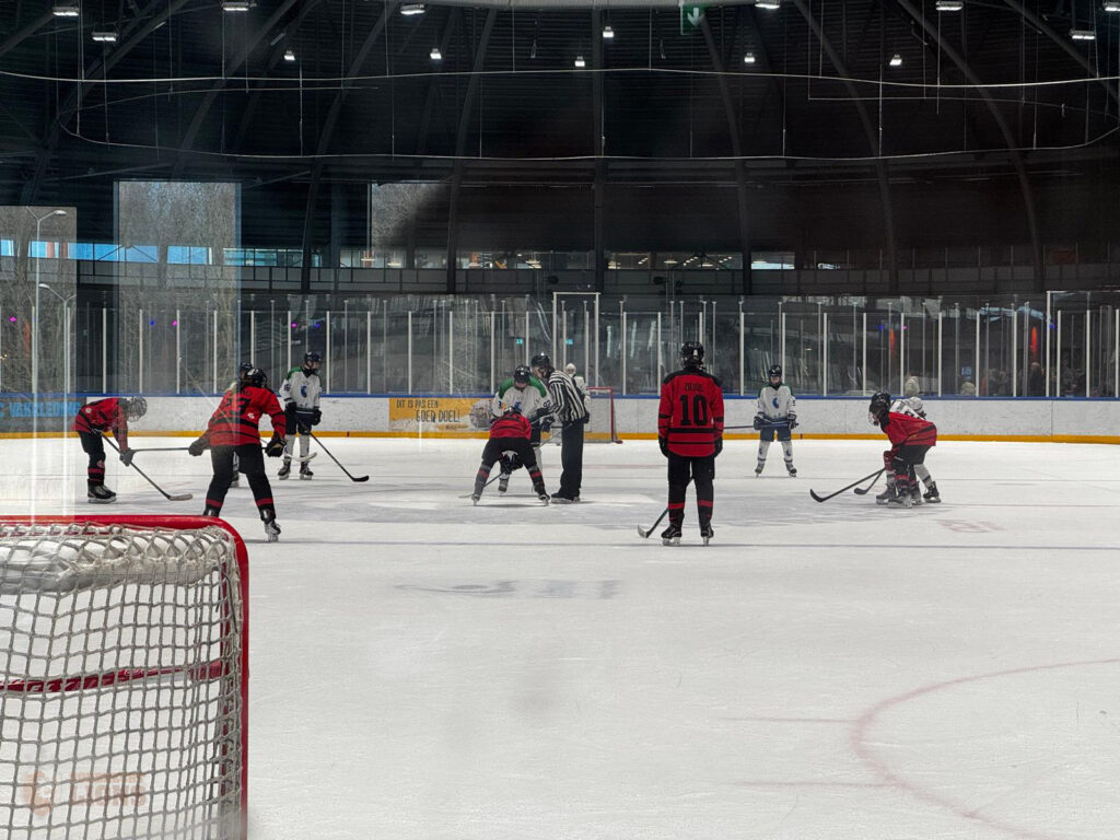 Face-off tussen Dordrecht Lions U15 en Red Eagles ’s-Hertogenbosch tijdens de wedstrijd in de Sportboulevard Dordrecht.