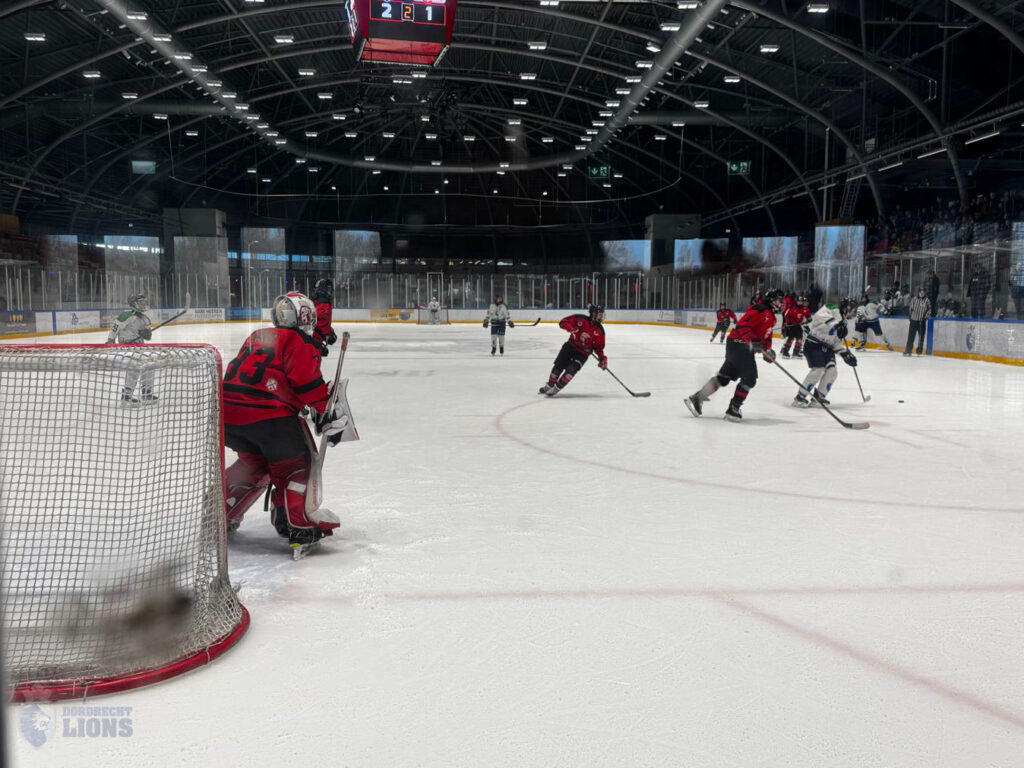 Dordrecht Lions U15 tegen Red Eagles ’s-Hertogenbosch in de Sportboulevard Dordrecht, actie voor het doel tijdens de wedstrijd die eindigde in 4–1.