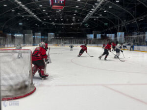 Dordrecht Lions U15 tegen Red Eagles ’s-Hertogenbosch in de Sportboulevard Dordrecht, actie voor het doel tijdens de wedstrijd die eindigde in 4–1.