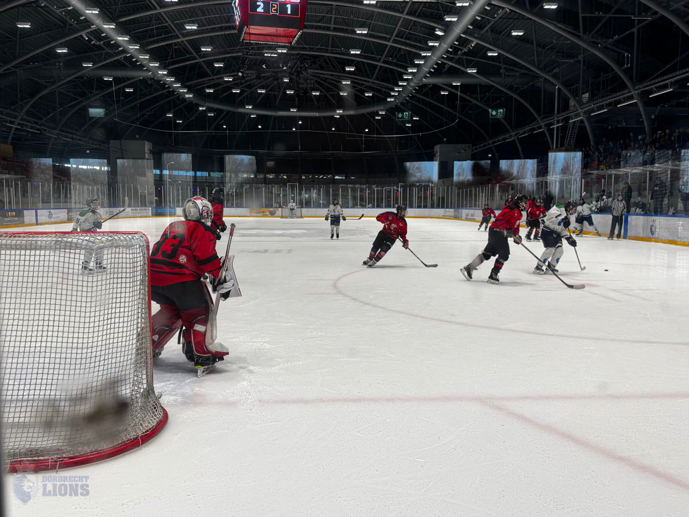 Dordrecht Lions U15 tegen Red Eagles ’s-Hertogenbosch in de Sportboulevard Dordrecht, actie voor het doel tijdens de wedstrijd die eindigde in 4–1.
