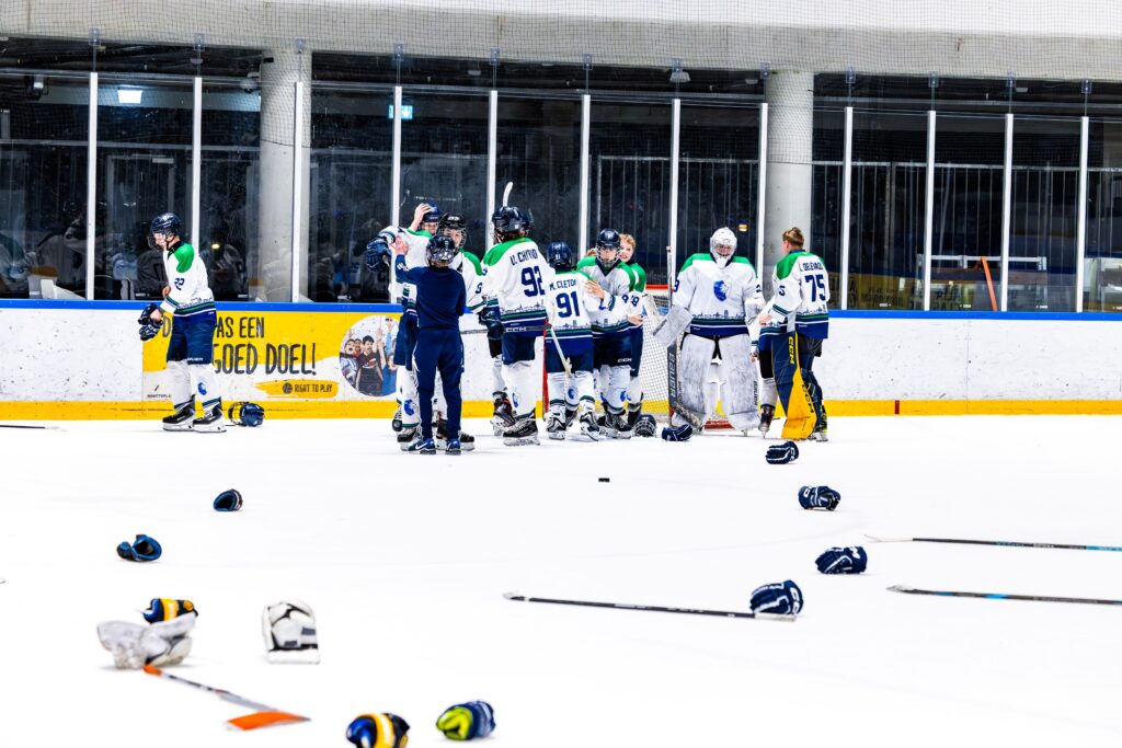 Spelers van Dordrecht Lions U15 vieren het behalen van de finale op het ijs in de Sportboulevard