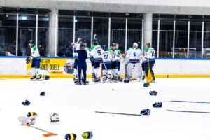 Spelers van Dordrecht Lions U15 vieren het behalen van de finale op het ijs in de Sportboulevard