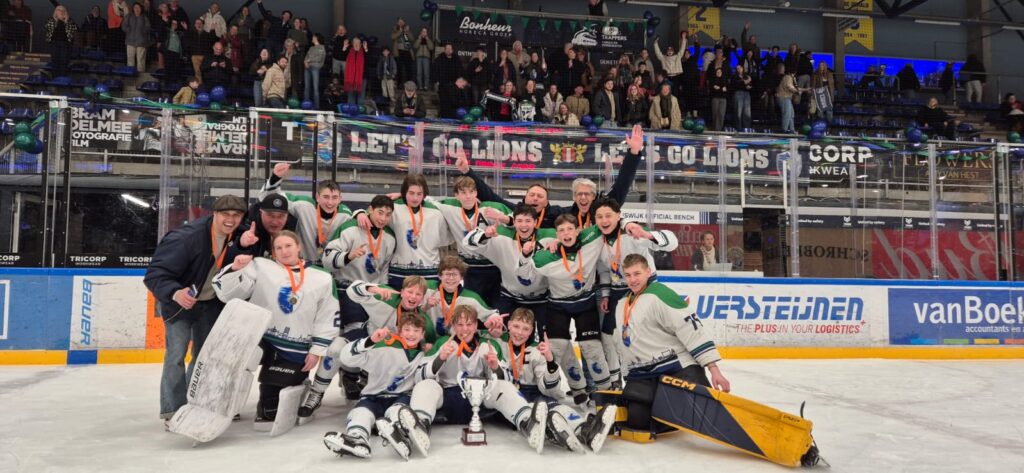 Teamfoto Dordrecht Lions U15 met beker en medailles na winst finale en kampioenschap 2025-2026