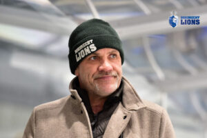 Paul Vincent, hoofdtrainer van Dordrecht Lions, op de ijsbaan