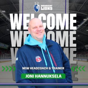 Portret van Joni Hannuksela als nieuwe Head Coach en Trainer van de Dordrecht Lions, met ijsbaan op de achtergrond en de tekst "Welcome" en zijn naam in beeld.
