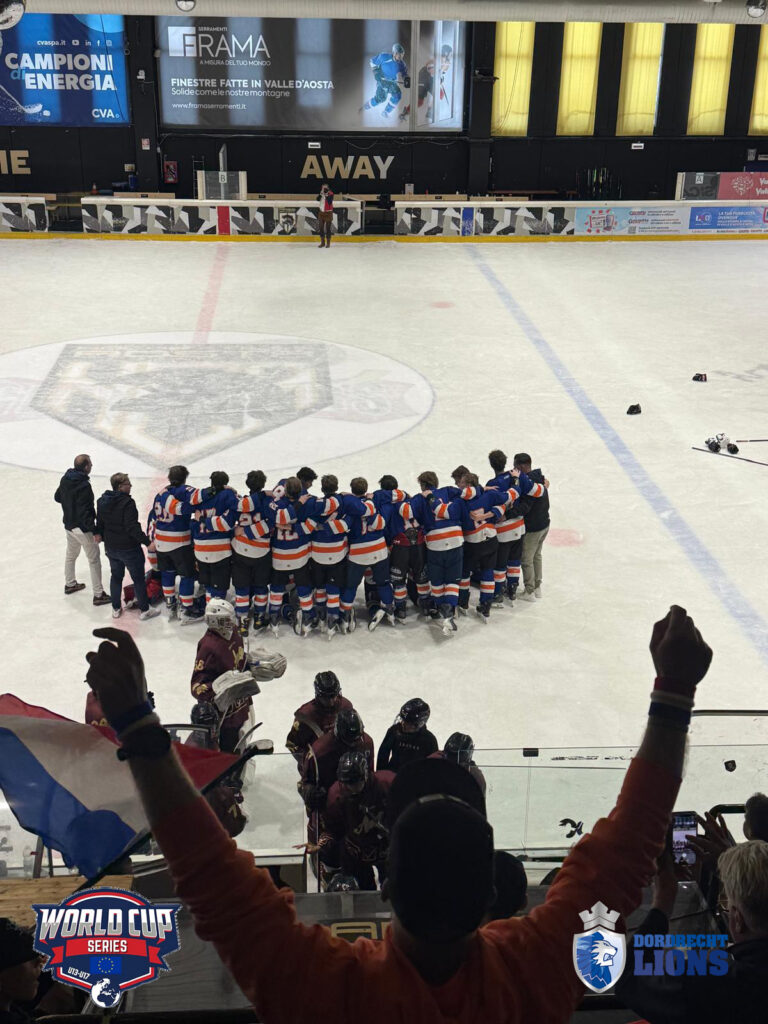 Nederlands U15-team viert samen op het ijs na wedstrijd tijdens World Cup Series in Aosta