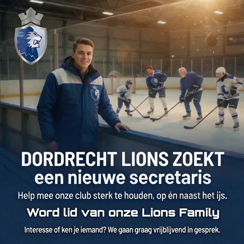 Vrijwilliger van de Dordrecht Lions staat langs de boarding terwijl spelers van verschillende leeftijden trainen op het ijs. Oproep voor een nieuwe secretaris binnen de vereniging.