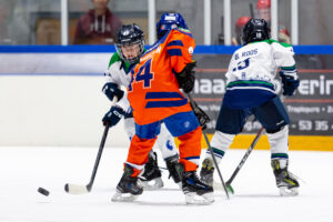 Spelers van Dordrecht Lions U9 in actie tijdens de wedstrijden tegen Utrecht Dragons en Eindhoven Kemphanen in Dordrecht