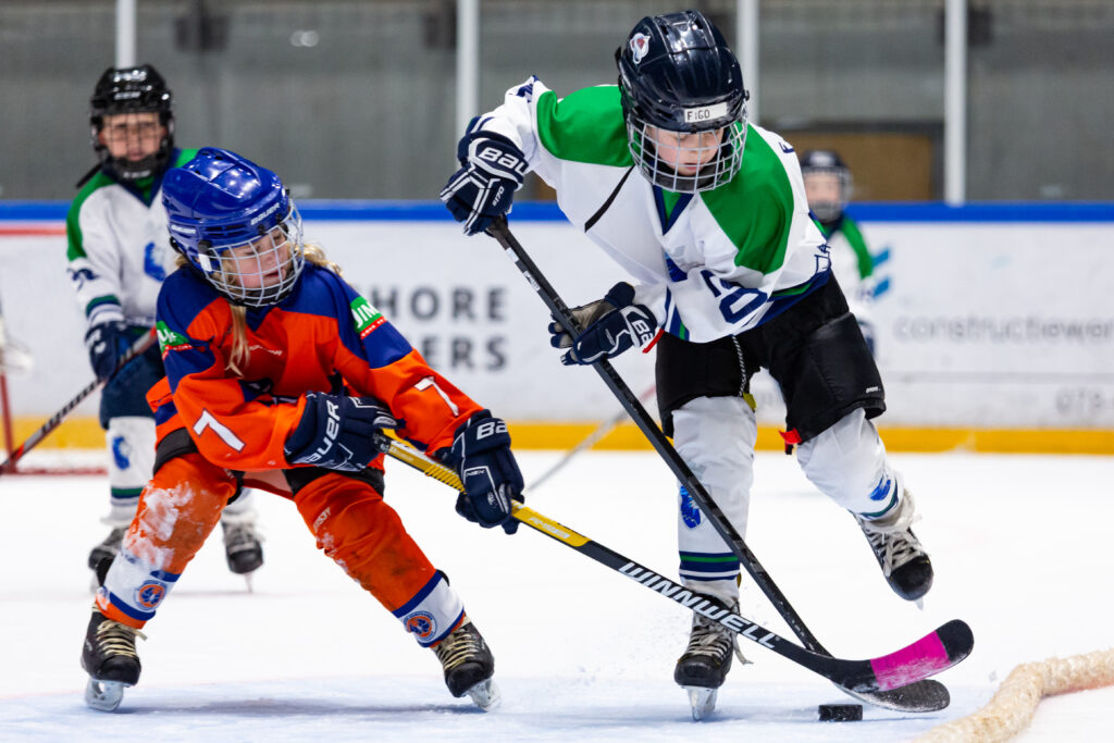 Speler van Dordrecht Lions U9 in een duel om de puck tijdens de U9 wedstrijden in Dordrecht