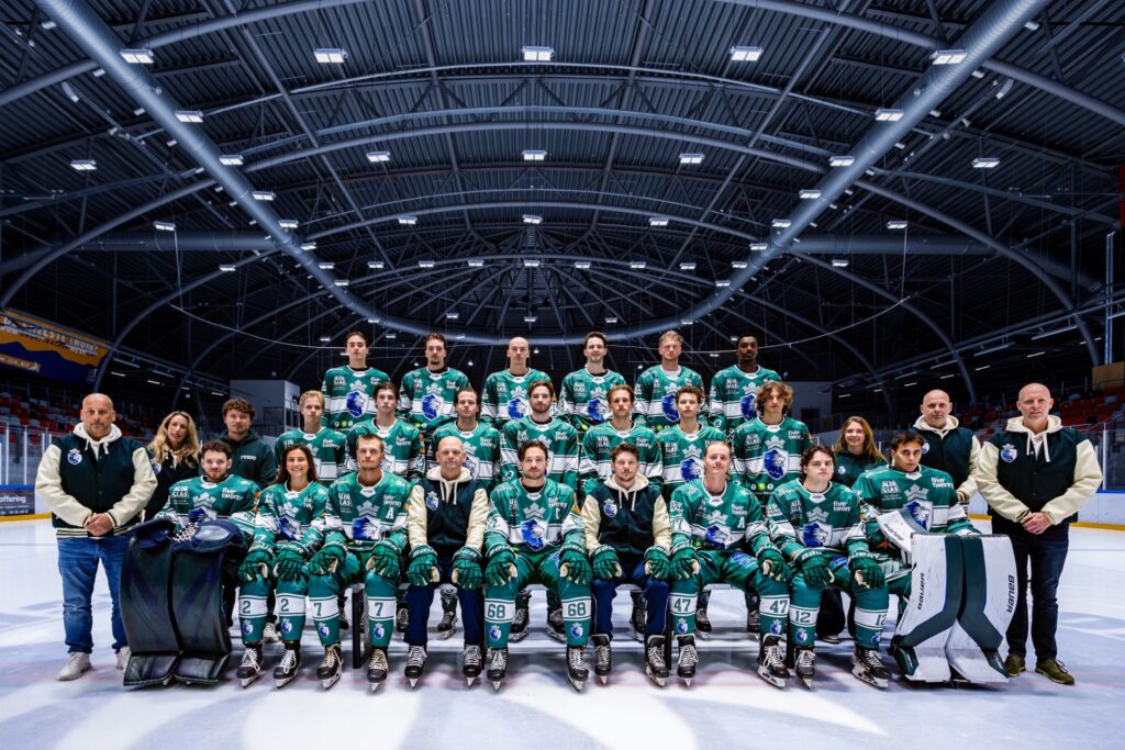 Officiële teamfoto van Dordrecht Lions Team 1 met spelers, keepers en begeleiding op het ijs in Dordrecht.